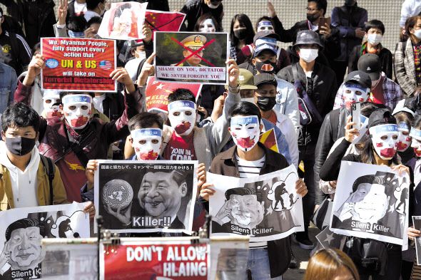 지난 11일(현지시간) 일본 도쿄에서 재일 미얀마인들이 쿠데타로 정권을 장악한 군부와 그들의 뒷배로 알려진 중국을 규탄하는 시위를 하고 있다. [EPA]