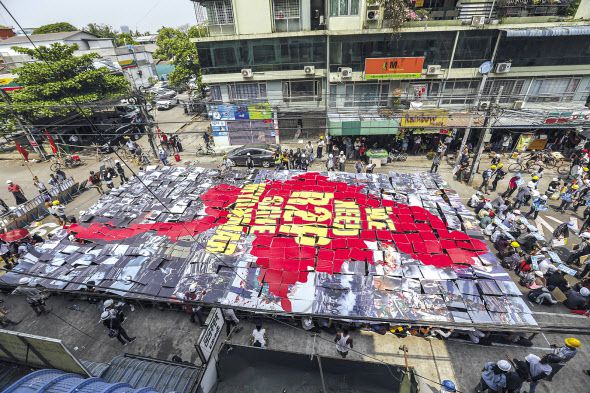 지난 12일 양곤에서 시민들이 유엔(UN)이 미얀마에 대해 ‘보호책임의 원칙(R2P)’을 발동하라 촉구하는 내용을 담은 플래카드를 들고 항의 시위를 벌이고 있다. [EPA]