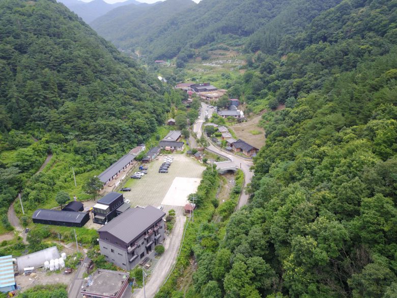 BTS가 뮤직비디오 페러글라이딩 장면을 찍은 경각산 인근, 완주 구이 안덕 건강힐링 체험마을