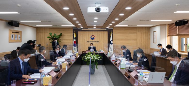 윤종인 개인정보보호위원회 위원장이 28일 오전 서울 종로구 정부서울청사에서 개인정보보호위원회 제7회 전체회의를 주재하고 있다. [개인정보보호위원회 제공]