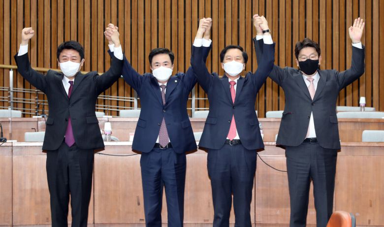 국민의힘 원내대표 경선에 도전하는 유의동(왼쪽부터), 김태흠, 김기현, 권성동 의원이 지난 27일 국회에서 열린 재선의원 간담회에서 의원들에게 인사하고 있다. [연합]