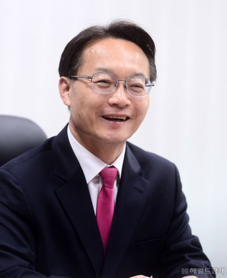 국민의힘 당 대표에 도전하는 조해진 의원이 지난 28일 국회 의원회관에서 헤럴드경제와 인터뷰를 하고 있다. [이상섭 기자/babtong@heraldcorp.com]