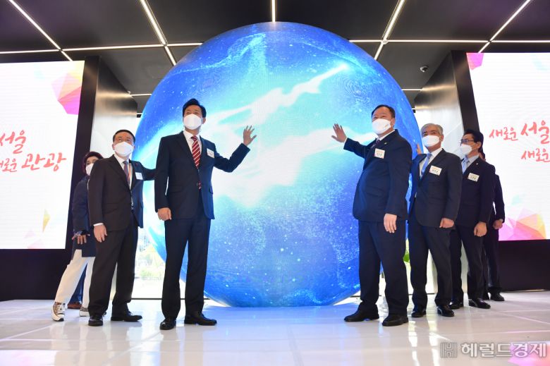 29일 서울관광플라자 개관식에서 오세훈 서울시장, 김인호 서울시의장 등 주요 참석인사들이 개관 축하 퍼포먼스를 하고 있다. [서울시 제공]