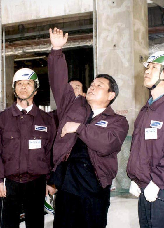 지난 1993년 4월 삼성서울병원 건설 현장을 방문한 고 이건희 회장의 모습. [삼성그룹 제공]