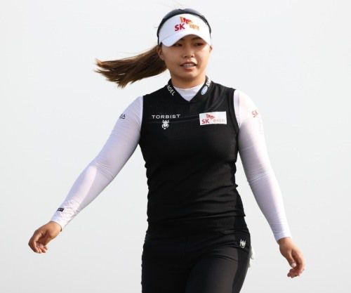 크리스F&C KLPGA 챔피언십 첫날 김지영2가 마지막 18번 홀에서 버디로  홀아웃했다. [사진=KLPGA]
