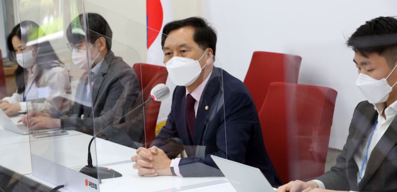 김기현 국민의힘 신임 원내대표 겸 당대표 권한대행이 2일 서울 여의도 국회에서 열린 출입기자단 간담회에서 발언하고 있다. [연합]