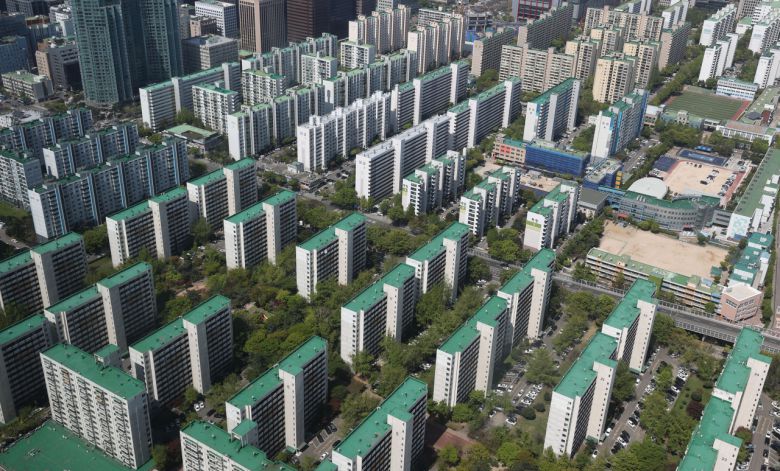 급등을 멈추고 진정되던 서울 아파트값이 오세훈 시장 취임 이후 재건축 단지를 중심으로 다시 들썩이고 있다. 서울 여의도 재건축 추진 아파트단지들. [연합]