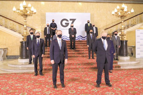 4∼5일(현지시간) 영국 런던에서 열린 주요 7개국(G7) 외교개발장관회의에 참석한 각국 외교 장관들과 보리스 존슨 영국 총리(앞줄 오른쪽). 맨 왼쪽은 정의용 외교부 장관. [연합]