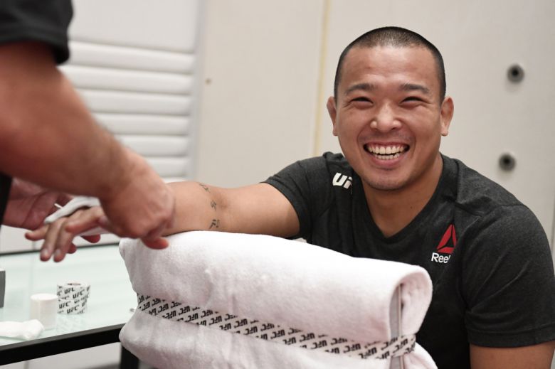 주먹에 밴디징을 하며 환하게 웃어보이는 박준용 [게티이미지]