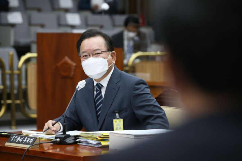 김부겸 국무총리 후보자가 7일 오전 서울 여의도 국회에서 열린 인사청문회에서 의원들의 질의에 답하고 있다. [연합]