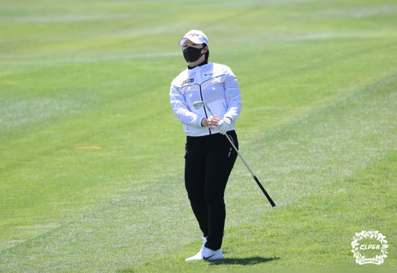 곽보미가 최종라운드 1번홀에서 아이언샷을 하고 있다.[KLPGA]
