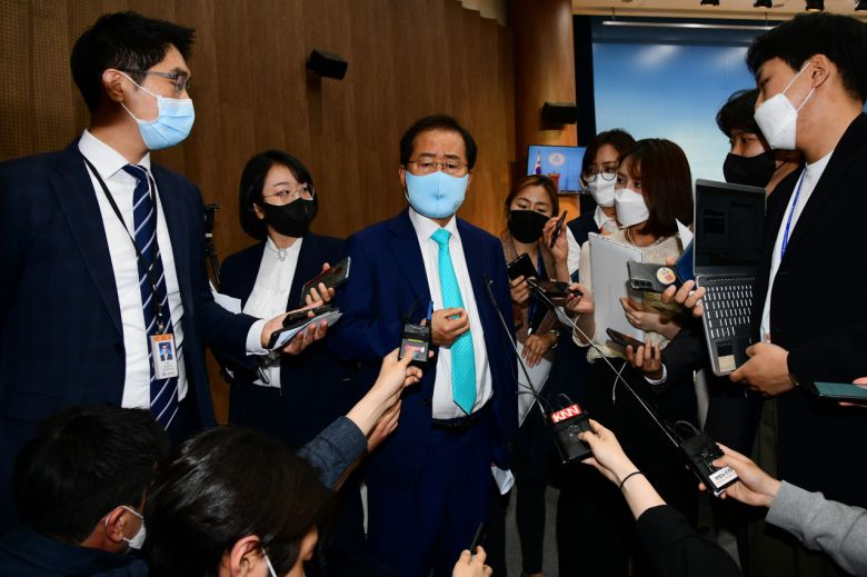 홍준표 전 자유한국당(국민의힘 전신) 대표가 10일 서울 여의도 국회 소통관에서 ‘국민의힘에 복당을 신청하겠다’고 밝히고 있다. 이상섭 기자