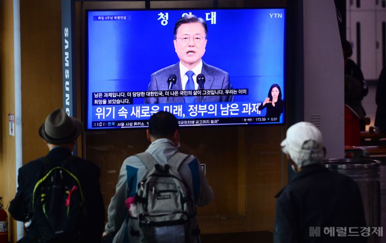 10일 오전 서울역 대합실을 찾은 시민들이 문재인 대통령의 취임 4주년 특별연설 중계화면을 보고 있다. [박해묵 기자/mook@heraldcorp.com]