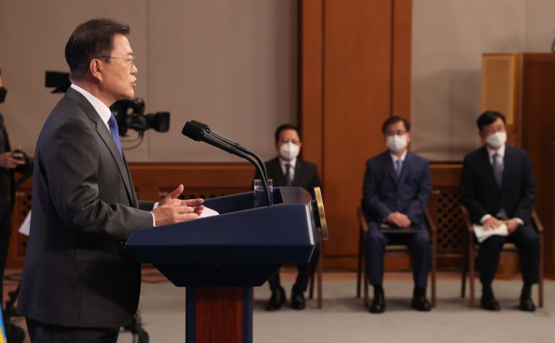 문재인 대통령이 10일 청와대 춘추관 대브리핑룸에서 취임 4주년 특별연설을 하고 있다. [연합]