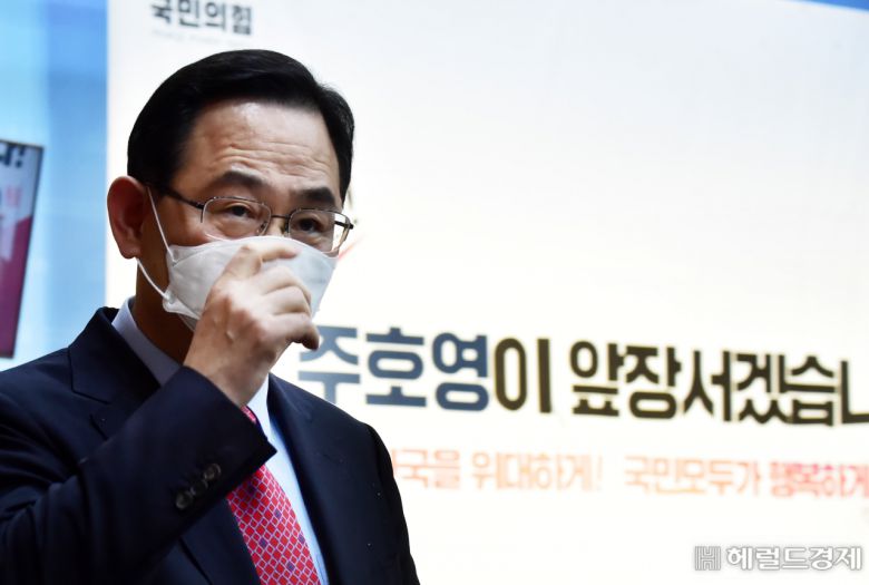 주호영 국민의힘 전 원내대표가 10일 서울 여의도 국회 소통관에서 열린 6월 전당대회 출마선언 관련 기자회견을 마치고 단상에서 내려오고 있다. 이상섭 기자