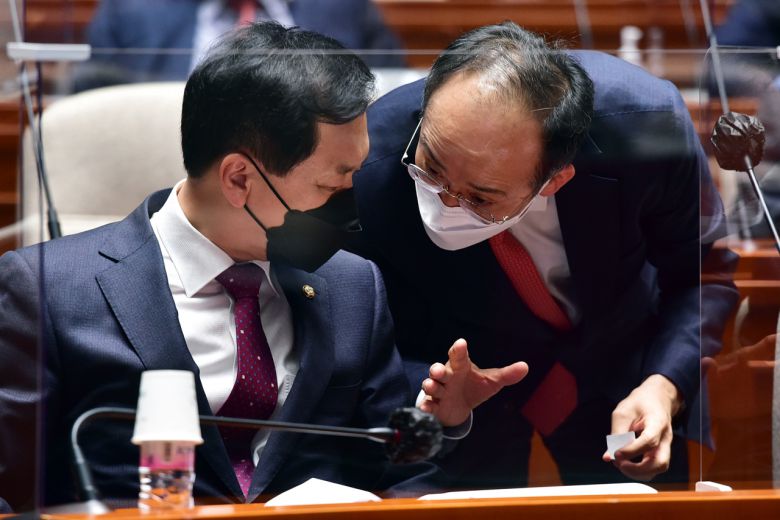 김기현 국민의힘 당 대표 권한대행 겸 원내대표(왼쪽)와 추경호 원내수석부대표가 12일 서울 여의도 국회에서 열린 의원총회에서 논의하고 있다. [헤럴드경제=이상섭 기자]