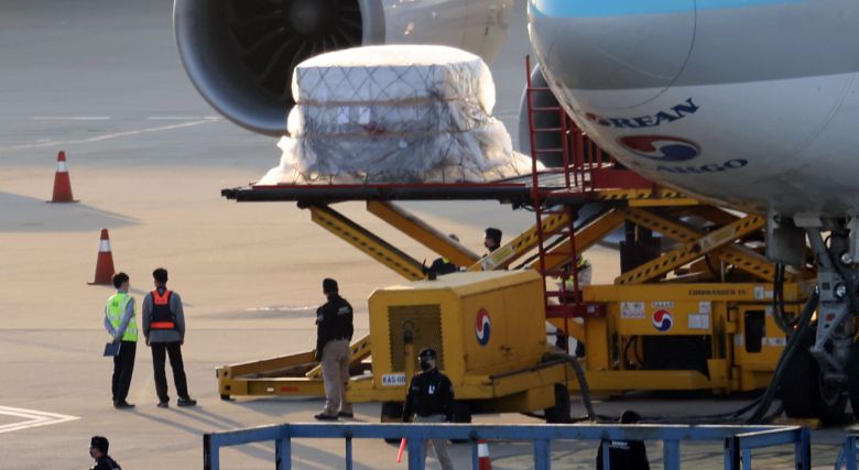 13일 오후 인천국제공항 화물터미널에서 백신 공동구매 국제프로젝트인 '코백스 퍼실리티'를 통해 확보한 아스트라제네카(AZ)사의 신종 코로나바이러스 감염증(코로나19) 백신 83만5000회분(2회 접종 기준 41만7500명분)이 항공기에서 내려지고 있다. 연합뉴스