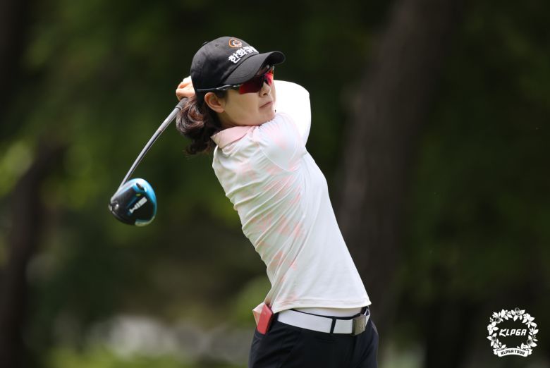 이정민이 1번홀 티샷을 하고 있다. [KLPGA 제공]