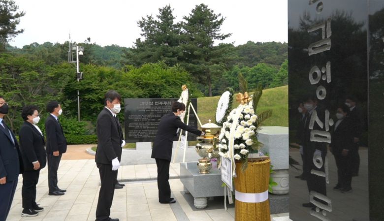 국민의힘 당대표 선거에 도전하는 김은혜 의원은 15일 국립현충원을 방문해 역대 대통령 묘역에 참배했다. [의원실 제공]