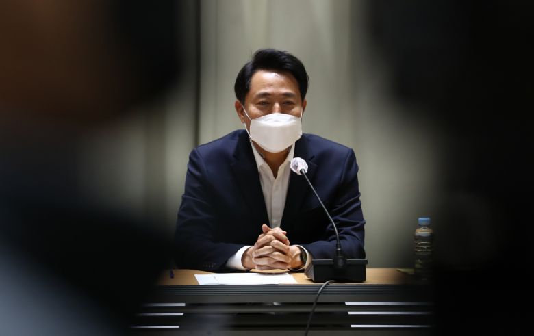 오세훈 서울시장이 17일 오전 서울 중구 서울시청 대회의실에서 취임 한 달을 맞아 기자간담회를 하고 있다. 연합뉴스