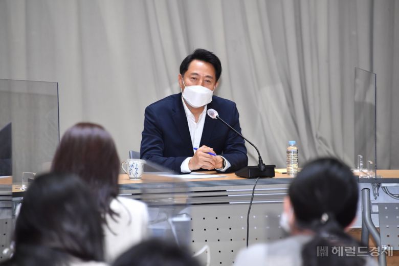 오세훈 서울시장이 17일 오전 기자간담회에서 기자들의 질문에 답을 하고 있다. [김유진 기자]