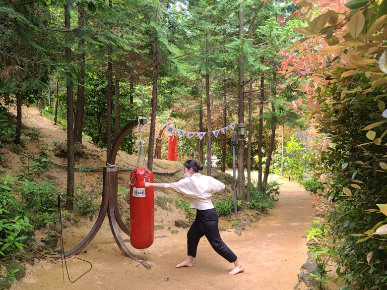 미륵산 편백나무 숲 사이에 있는 통영 나폴리농원