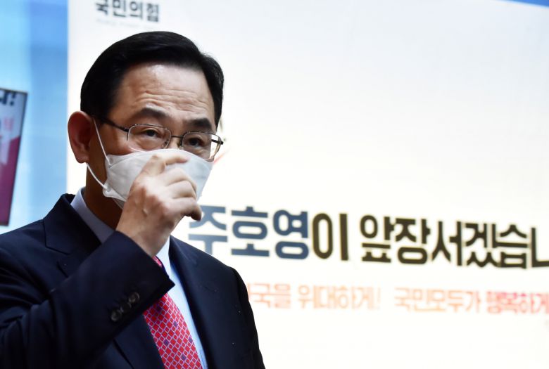 주호영 국민의힘 전 원내대표가 10일 서울 여의도 국회 소통관에서 당대표 출마 선언을 마친 뒤 단상에서 내려오고 있다. [연합]