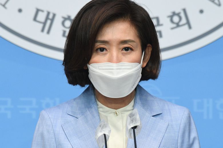나경원 국민의힘 전 의원이 20일 오전 서울 여의도 국회 소통관에서 기자회견을 열고 당대표 경선 출마를 선언하고 있다. [연합]