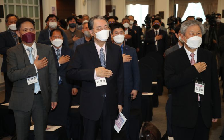 윤석열 전 검찰총장을 지지하는 전문가그룹인 '공정과 상식을 위한 국민연합(공정과 상식)'이 21일 출범했다. 이날 오전 서울 중구 프레스센터에서 열린 출범식에서 참석자들이 국기에 경례하고 있다. [연합]