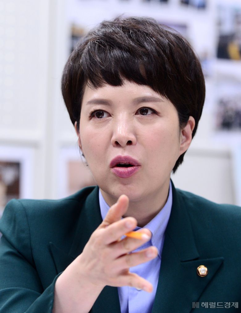 국민의힘 차기 당대표에 도전하는 김은혜 국민의힘 의원이 지난 18일 국회 의원회관에서 헤럴드경제와 인터뷰 하고 있다. 이상섭 기자 babtong@heraldcorp.com