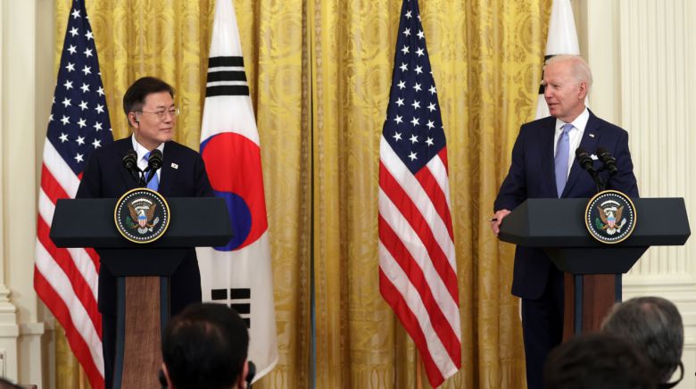 문재인 대통령과 조 바이든 미국 대통령이 21일 오후(현지시간) 백악관에서 정상회담 후 공동기자회견을 하고 있다. [연합]