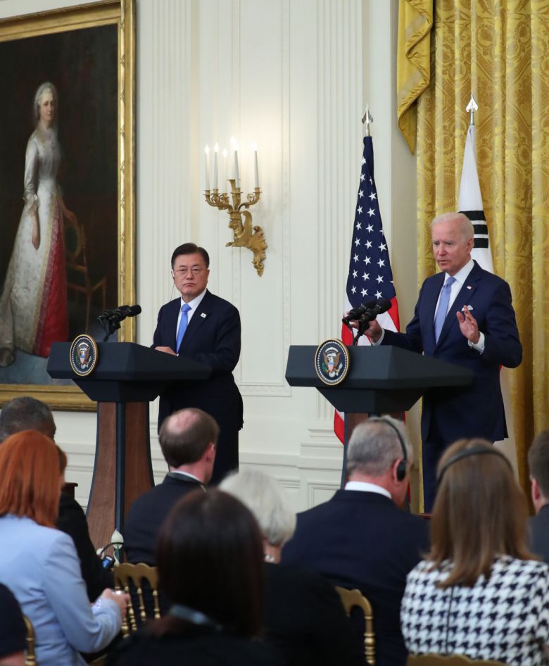 문재인 대통령과 조 바이든 미국 대통령이 21일 오후(현지시간) 백악관에서 정상회담 후 공동기자회견을 하고 있다. [연합]