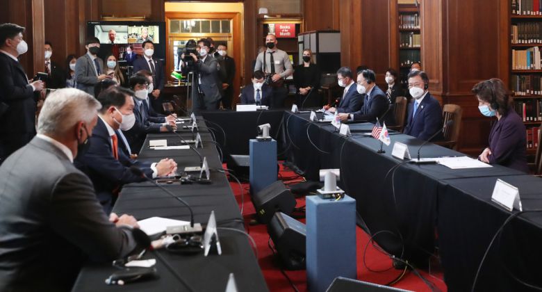 미국을 방문중인 문재인 대통령이 21일 오전(현지시간) 워싱턴 미 상무부에서 열린 한·미 비즈니스 라운드 테이블 행사에 참석해 있다. [연합]