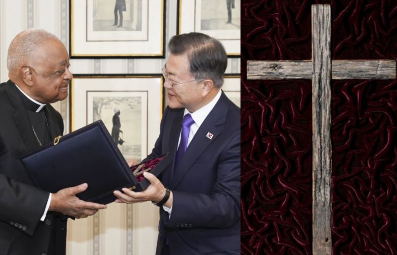 문재인 대통령이 22일 오전(현지시간) 미국 워싱턴 한 호텔에서 윌튼 그레고리 추기경 겸 워싱턴 대주교를 면담한 뒤 '손수레(구르마) 십자가(왼쪽)'를 전하고 있다. [연합·청와대 제공]