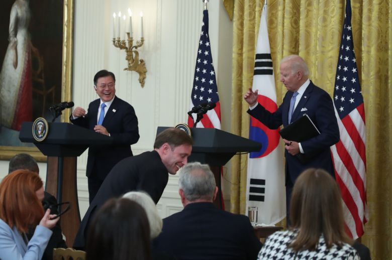 문재인 대통령과 조 바이든 미국 대통령이 21일 오후(현지시간) 백악관에서 정상회담 후 공동기자회견을 하고 있다. [연합]