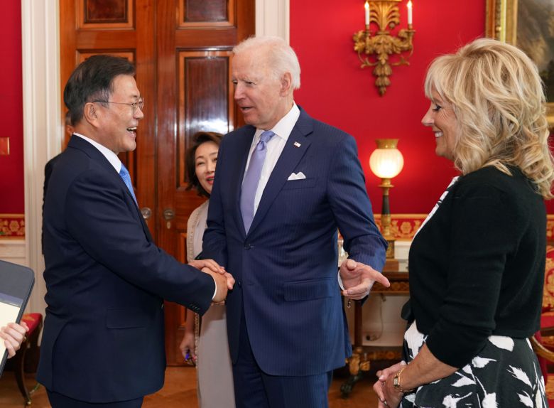 문재인 대통령의 3박5일 미국 방문이 마무리된 가운데 한미는 민감한 북한문제와 중국문제에 있어서 절제된 모습을 보였다. 문 대통령이 21일(현지시간) 백악관에서 조 바이든 미국 대통령과 부인 질 바이든 여사와 인사를 나누고 있다. [연합]