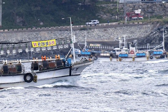24일 경북 울릉군  어업인들이 어선을 몰고 내수전 앞바다를 지나면서  일본 후쿠시마 원전의 오염수 방출 결정 철회를 요구하는 해상시위를 하고 있다(울릉군 제공)