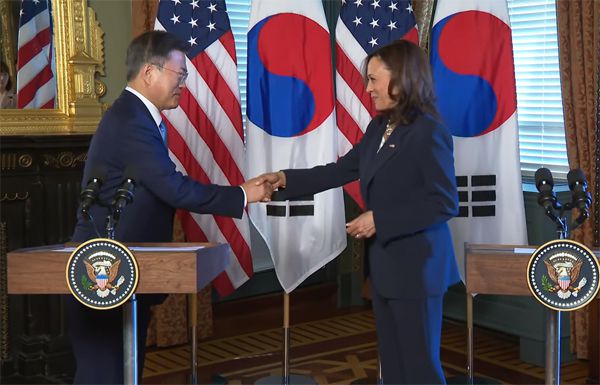 카멀라 해리스 미국 부통령이 문재인 대통령과 악수하는 모습. [백악관 유튜브 캡처]