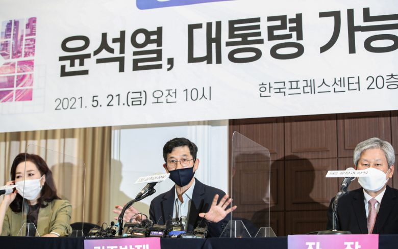 윤석열 전 검찰총장을 지지하는 전문가그룹인 '공정과 상식을 위한 국민연합(공정과 상식)'이 21일 오전 출범했다. 이날 오전 서울 중구 프레스센터에서 열린 출범식 직후 열린 윤석열, 대통령 가능성과 한계'를 주제로 열린 토론회에서 진중권(가운데) 전 동양대 교수가 '공정'을 주제로 기조발제를 하고 있다. [연합]