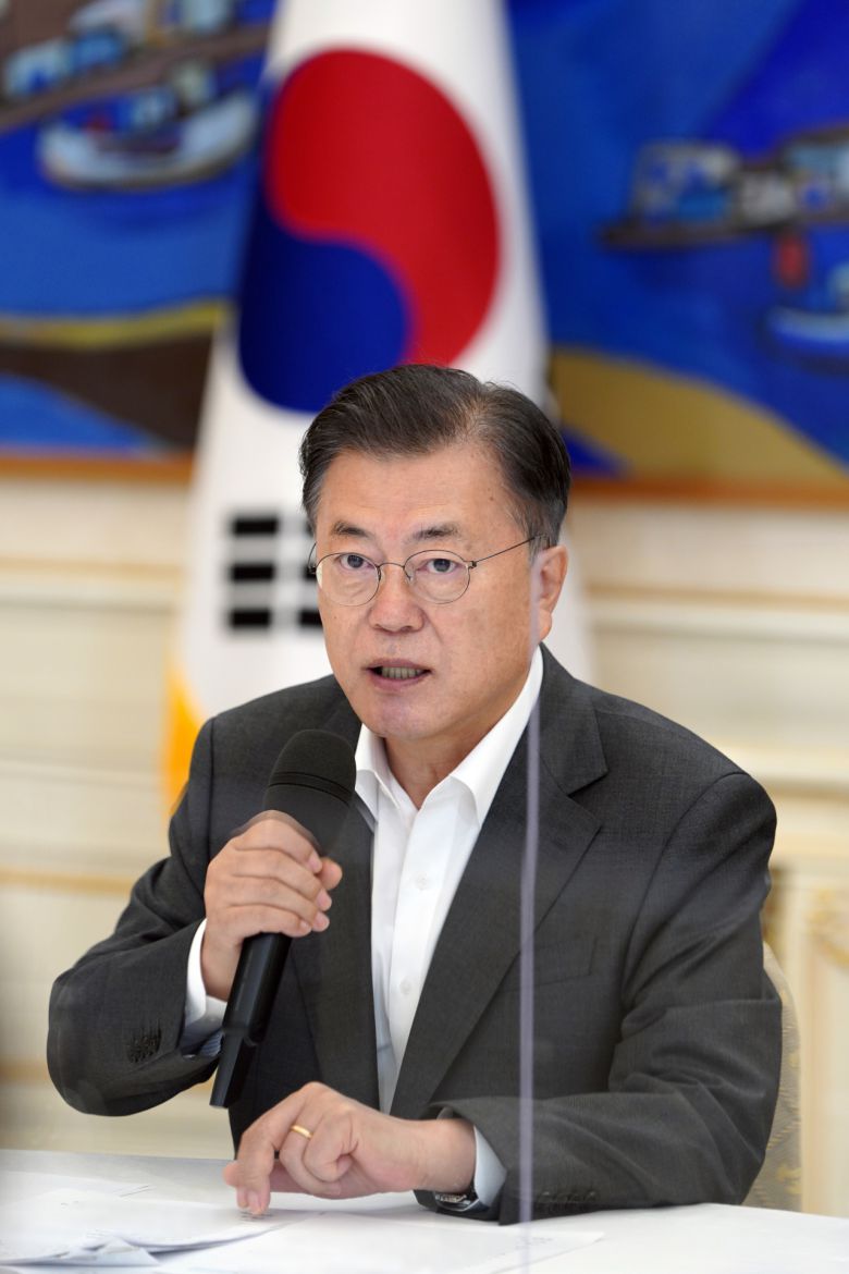 문재인 대통령이 26일 청와대에서 열린 더불어민주당 송영길 대표, 국민의힘 김기현 대표 권한대행, 정의당 여영국 대표, 국민의당 안철수 대표, 열린민주당 최강욱 대표 등 여야 대표 오찬 간담회에서 발언하고 있다. [연합]