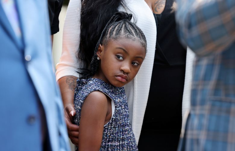백인 경관의 무릎에 목을 짓눌린 채 ‘숨 쉴 수 없다’고 외치다 숨진 흑인 조지 플로이드의 1주기인 25일(현지시간) 플로이드의 딸 지애나가 백악관에서 있었던 조 바이든 미국 대통령과 플로이드 유족 간의 만남 후 열린 기자회견에서 한 곳을 응시하고 있다. [로이터]