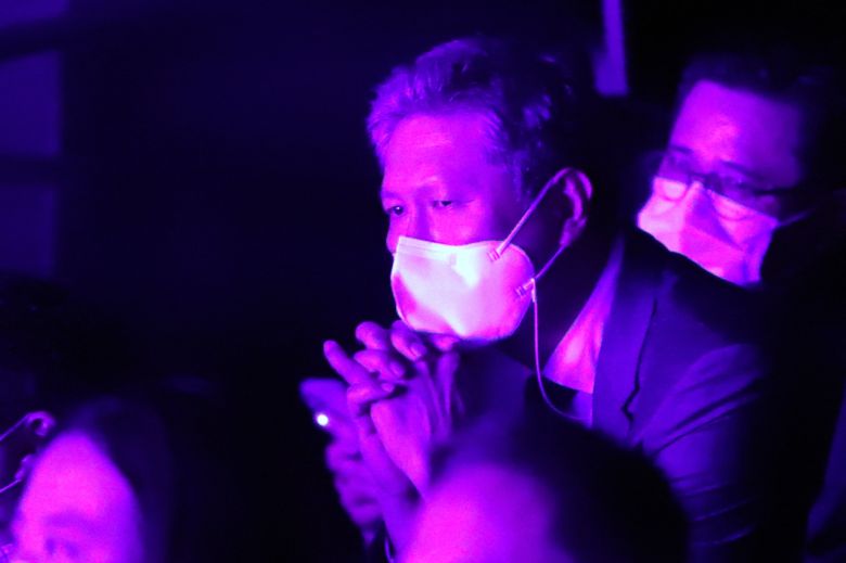 노태우 전 대통령의 아들인 노재헌 동아시아문화센터 원장이 25일 광주 동구 광주아트홀에서 5·18 민주화운동을 다룬 연극 '애꾸눈 광대'를 관람하고 있다. [연합]