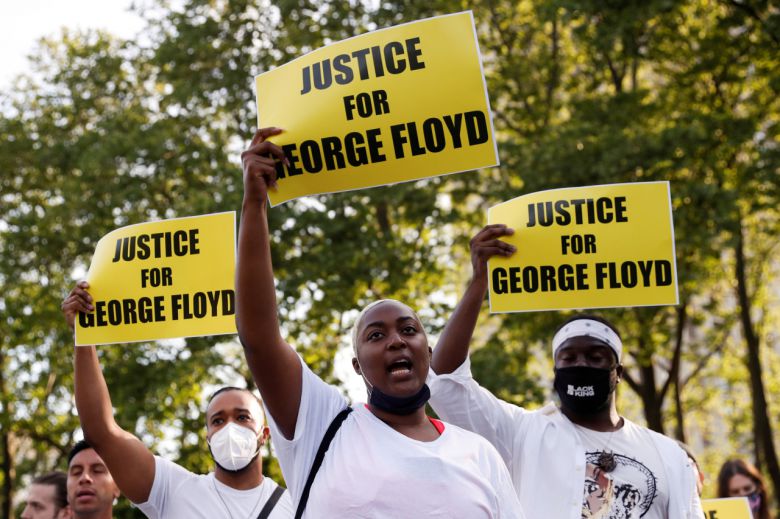 백인 경관의 무릎에 목을 짓눌린 채 ‘숨 쉴 수 없다’고 외치다 숨진 흑인 조지 플로이드의 1주기인 25일(현지시간) 미 뉴욕 브루클린에서 인종 차별 정책에 반대하는 시위대가 ‘조지 플로이드를 위한 정의’란 문구가 적힌 피켓을 들고 거리를 행진하고 있다. [로이터]