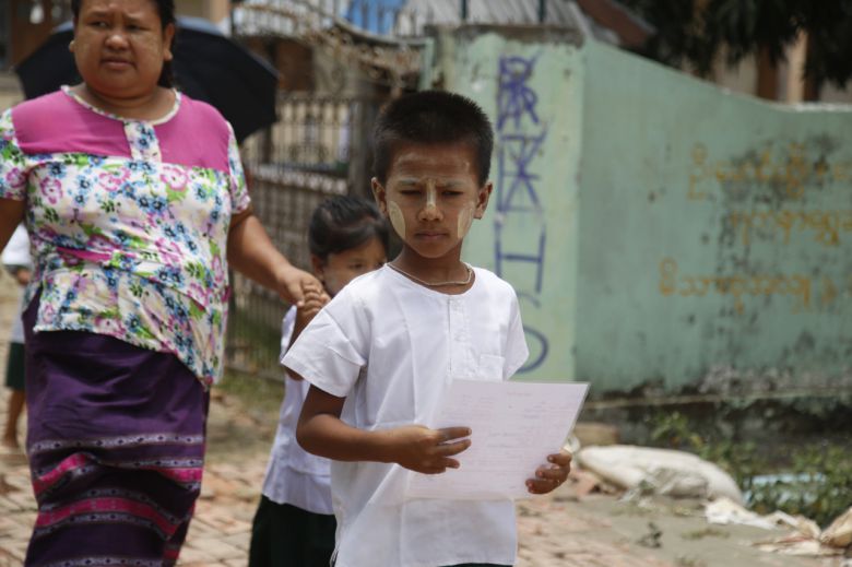 지난 24일(현지시간) 미얀마 서부 라킨주의 시트웨의 한 학교에서 어린이가 하교하는 모습. [EPA]
