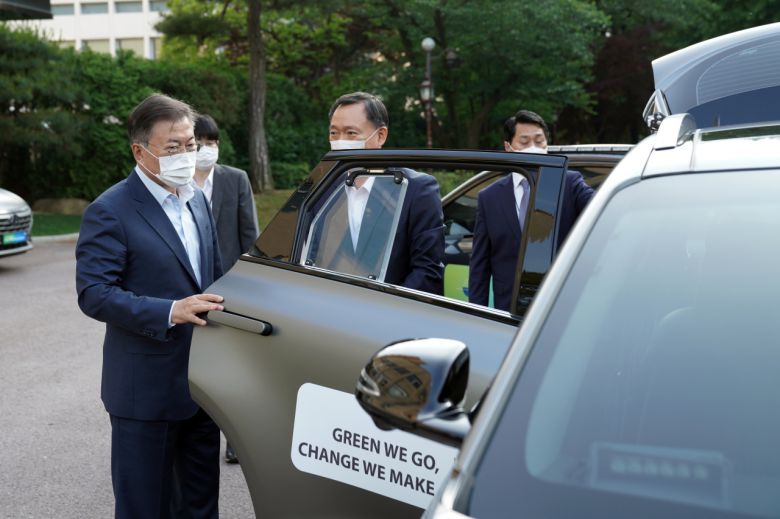 문재인 대통령이 지난 28일 오후 청와대 여민관 앞에서 ‘2021 P4G 서울 정상회의’홍보 문구를 랩핑한 수소차를 둘러보고 있다. [청와대 제공]