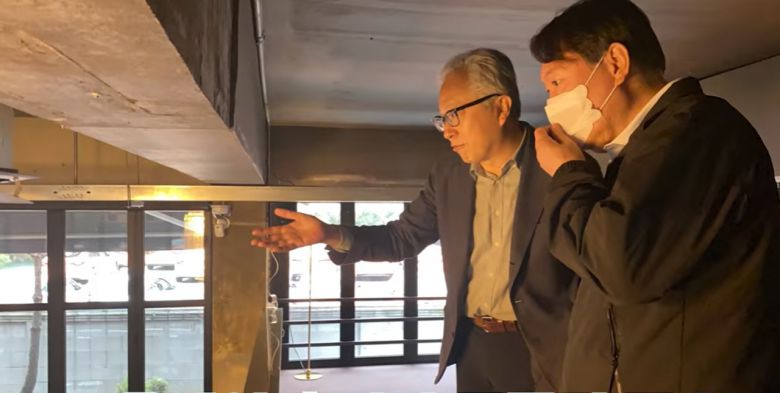 윤석열 전 검찰총장이 지난 1일 서울 서대문구 연희로에 위치한 복합문화공간 연남장에서 골목길 경제학자 모종린 연세대 국제대학원 교수를 만나 설명을 듣고 있다. [연합]