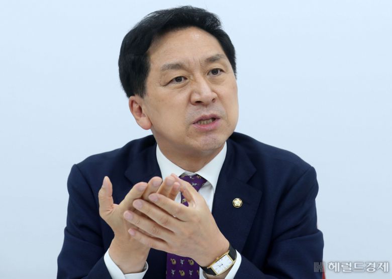 취임 한 달을 맞은 김기현 국민의당 대표 권한대행 겸 원내대표가 지난 1일 국회 원내대표실에서 헤럴드경제와 인터뷰를 하고 있다. [헤럴드경제=이상섭 기자 babtong@heraldcorp.com]