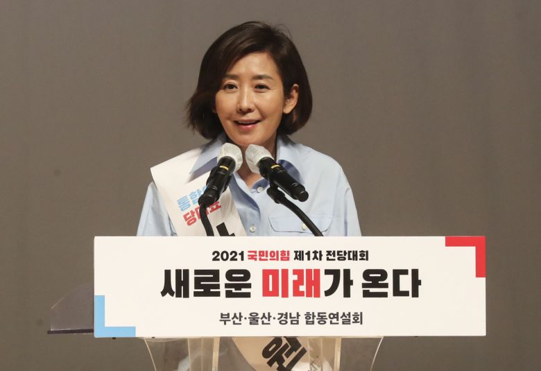 지난 2일 오후 부산 해운대구 벡스코 오디토리움에서 열린 국민의힘 당대표·최고위원 선출을 위한 부산·울산·경남 합동연설회에서 나경원 당대표 후보가 정견을 밝히고 있다. [연합]