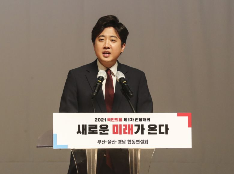 지난 2일 오후 부산 해운대구 벡스코 오디토리움에서 열린 국민의힘 당대표·최고위원 선출을 위한 부산·울산·경남 합동연설회에서 이준석 당대표 후보가 정견을 밝히고 있다. [연합]