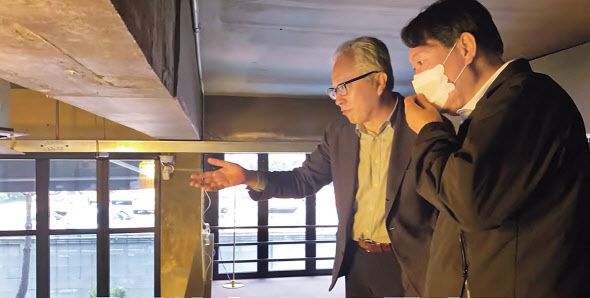 윤석열(오른쪽) 전 검찰총장이 지난 1일 서울 서대문구 연희로에 위치한 복합문화공간 연남장에서 골목길 경제학자 모종린 연세대 국제대학원 교수를 만나 설명을 듣고 있다. [연합]